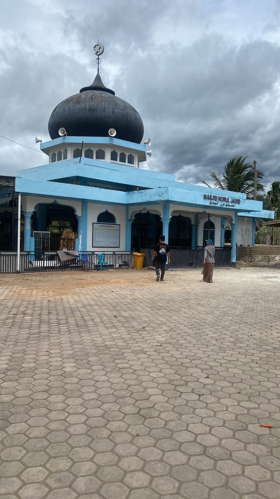 Masjid yang begitu damai dan indah di pandang mata, menjadi tempat ibadadah yang autentik .